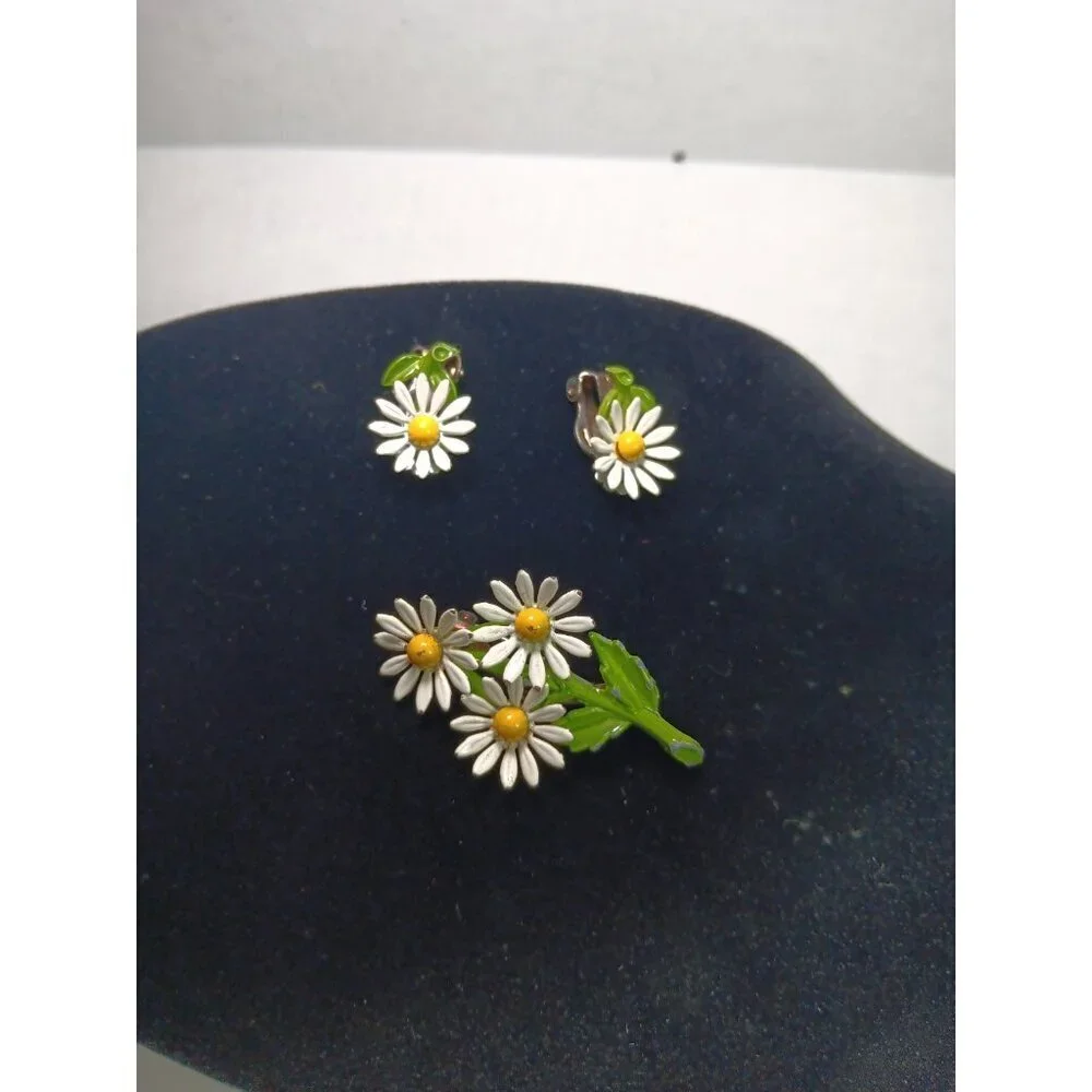 Vtg Retro 1960’s Metal & Enamel White Yellow Daisy Pin Brooch Hair Clips/ Earrin